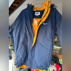 MEDIUM NIKE WINDBREAKER